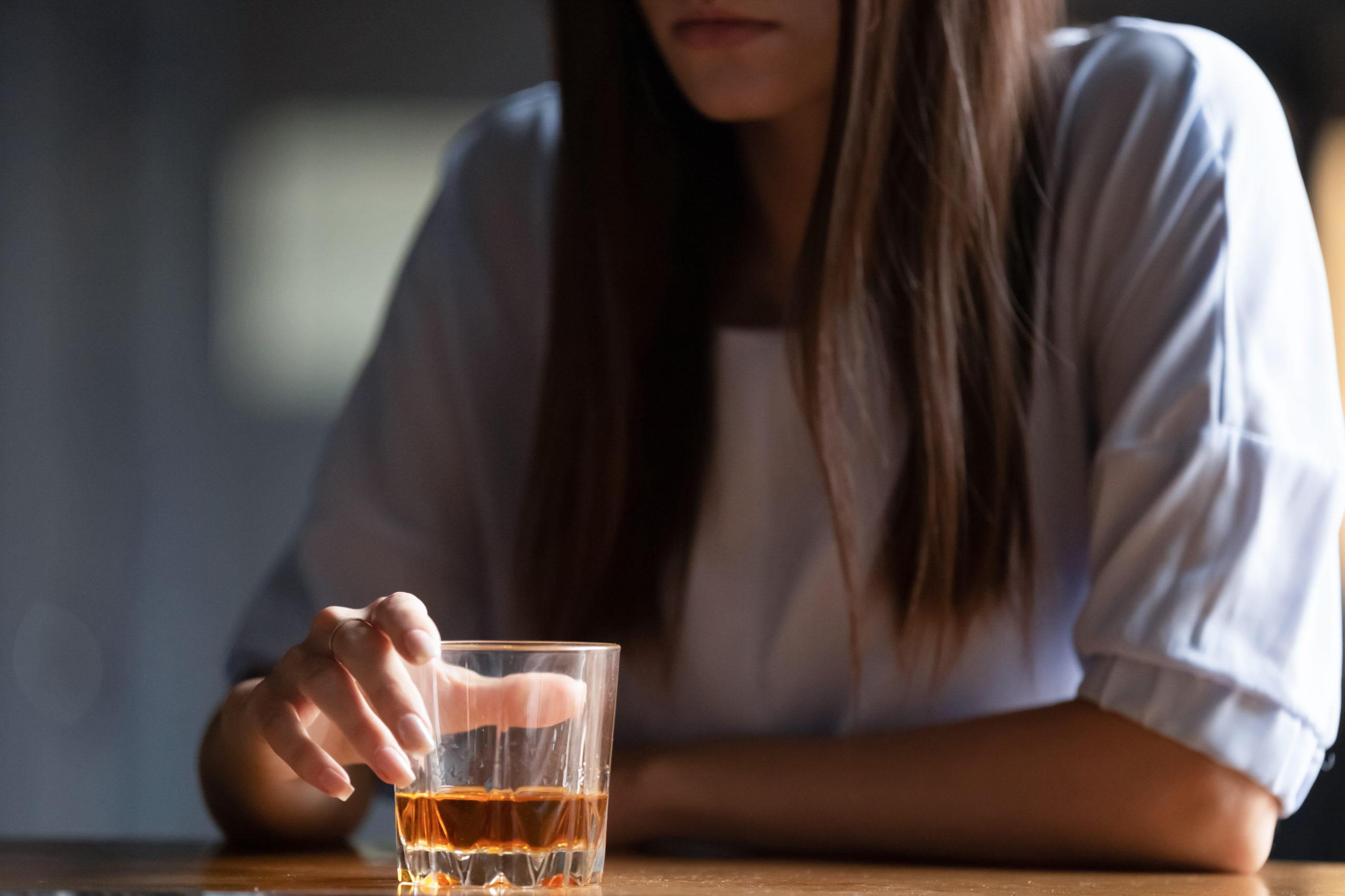 Alkoholproblem: Frau trinkt Whiskey