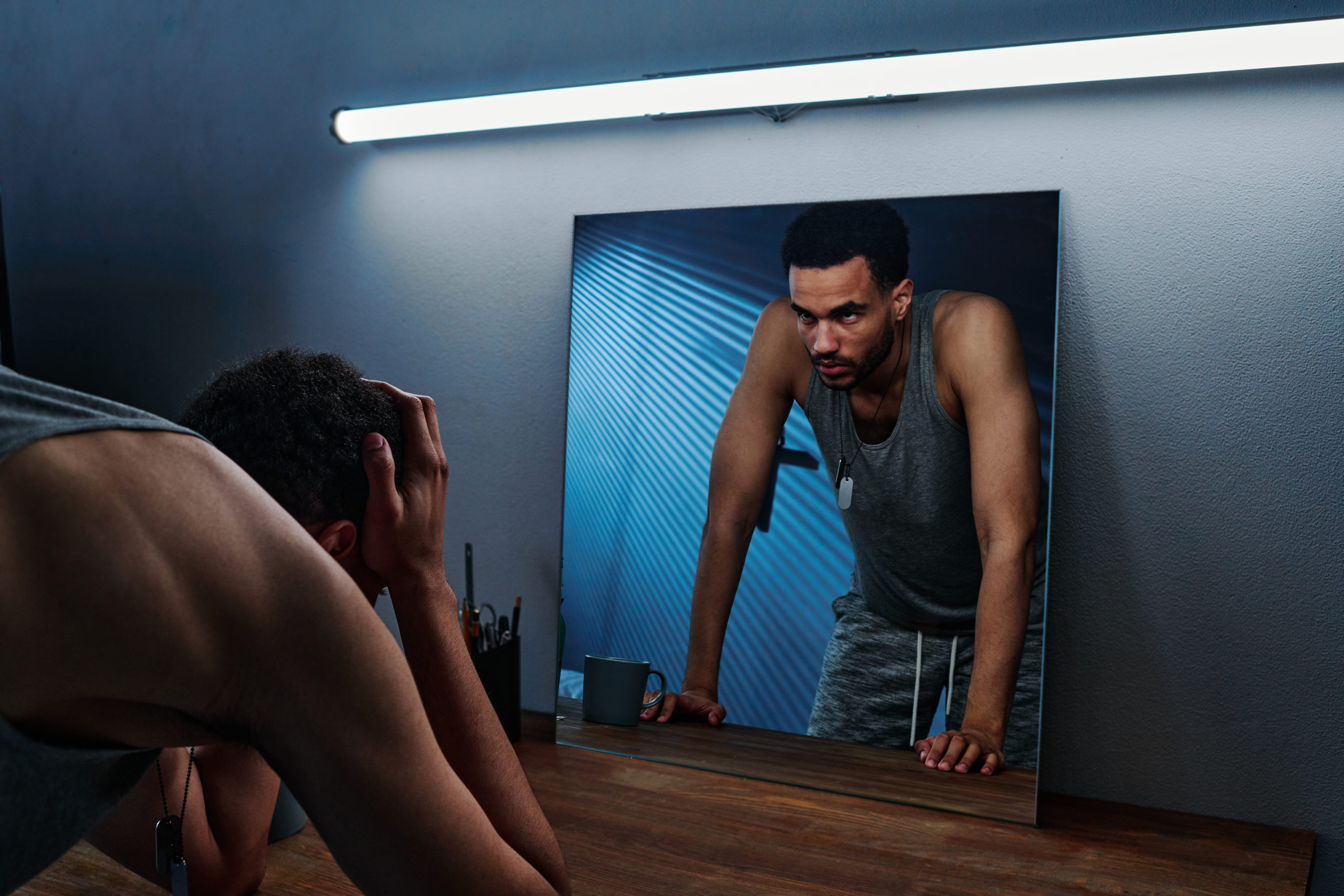 Psychische Folgen beim Alkoholproblem: Mann sieht Halluzinationen im Spiegel