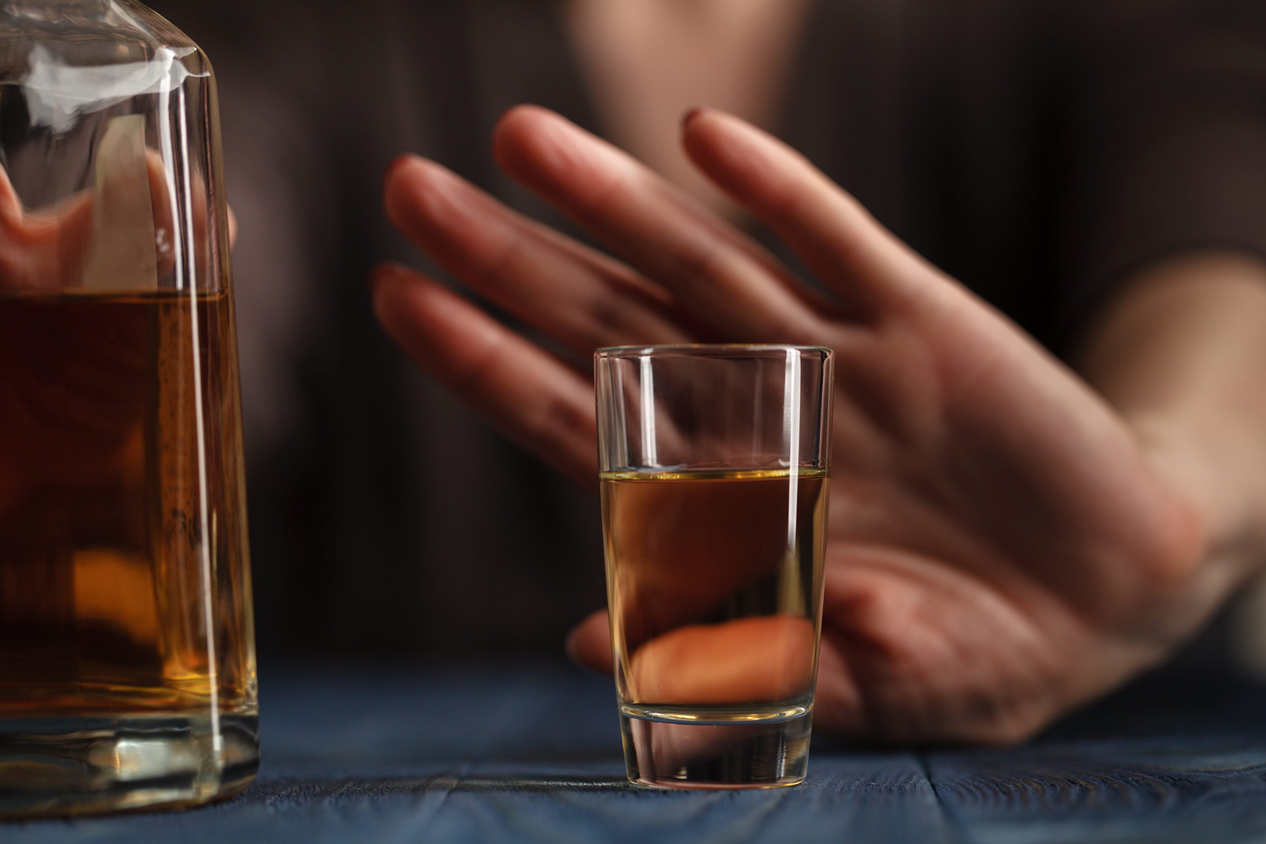Alkoholentwöhnung: Person lehnt Getränk ab