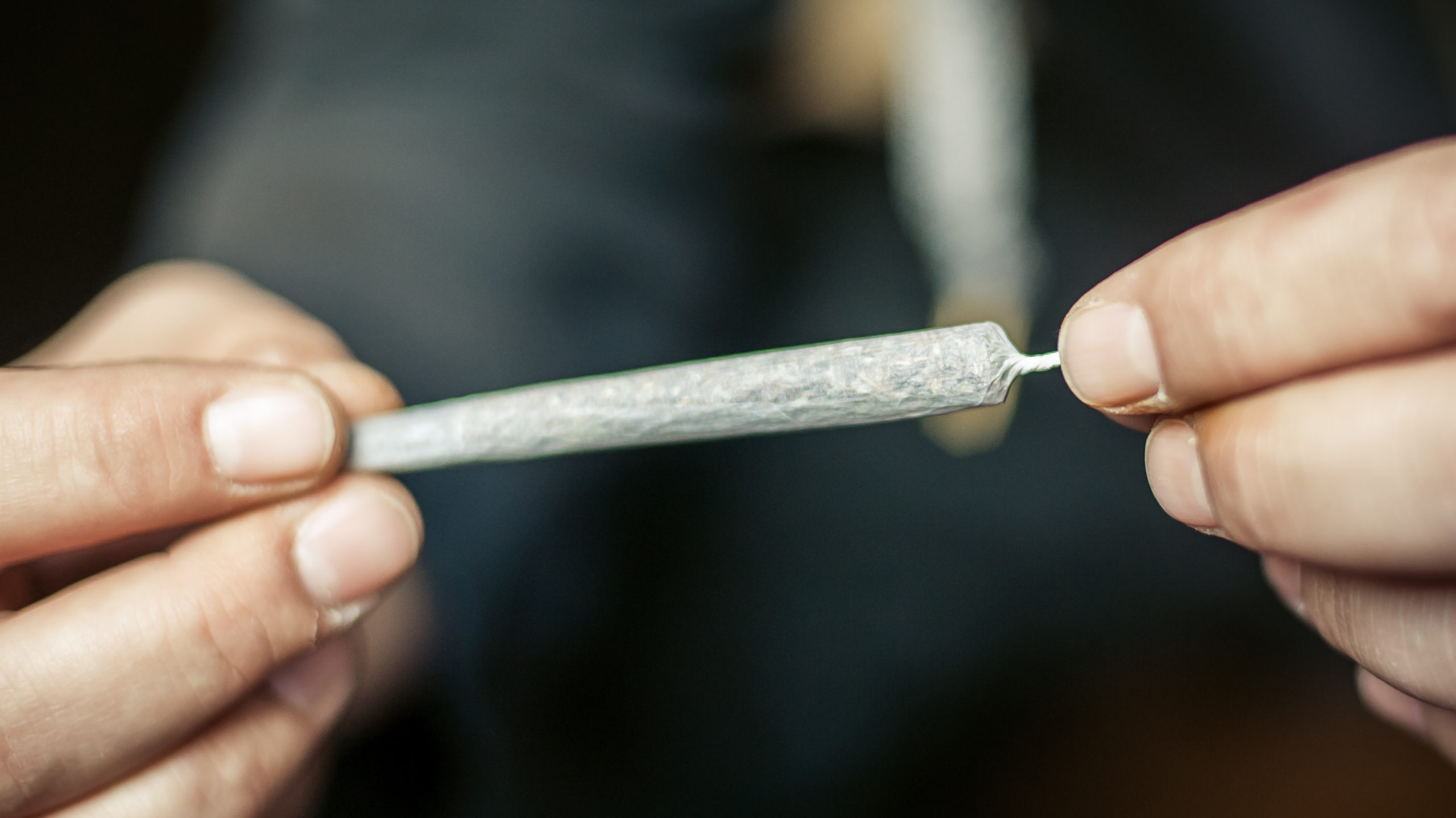 Cannabis Entzug: Person mit Joint in Hand