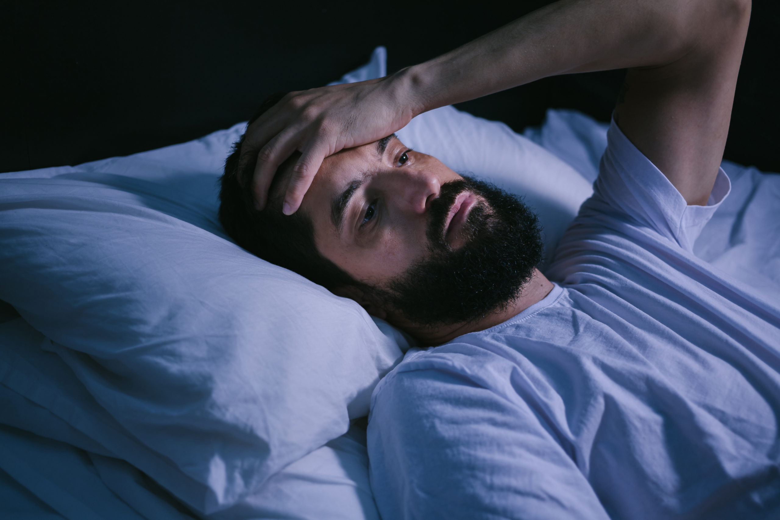 Cannabis Entzugserscheinungen: Mann mit Schlafstörungen