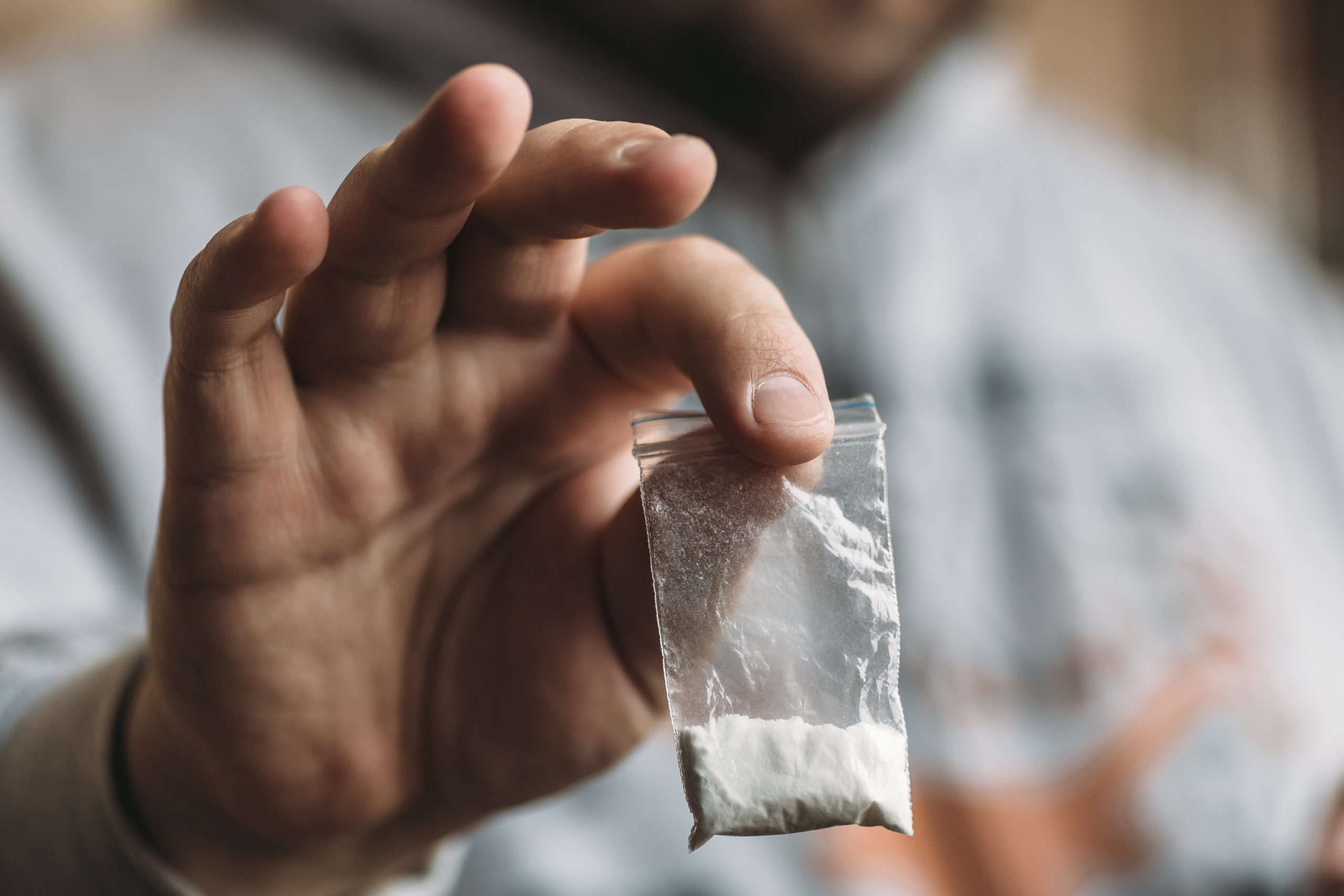 Kokainsucht alleine überwinden: Person mit Kokain in Hand