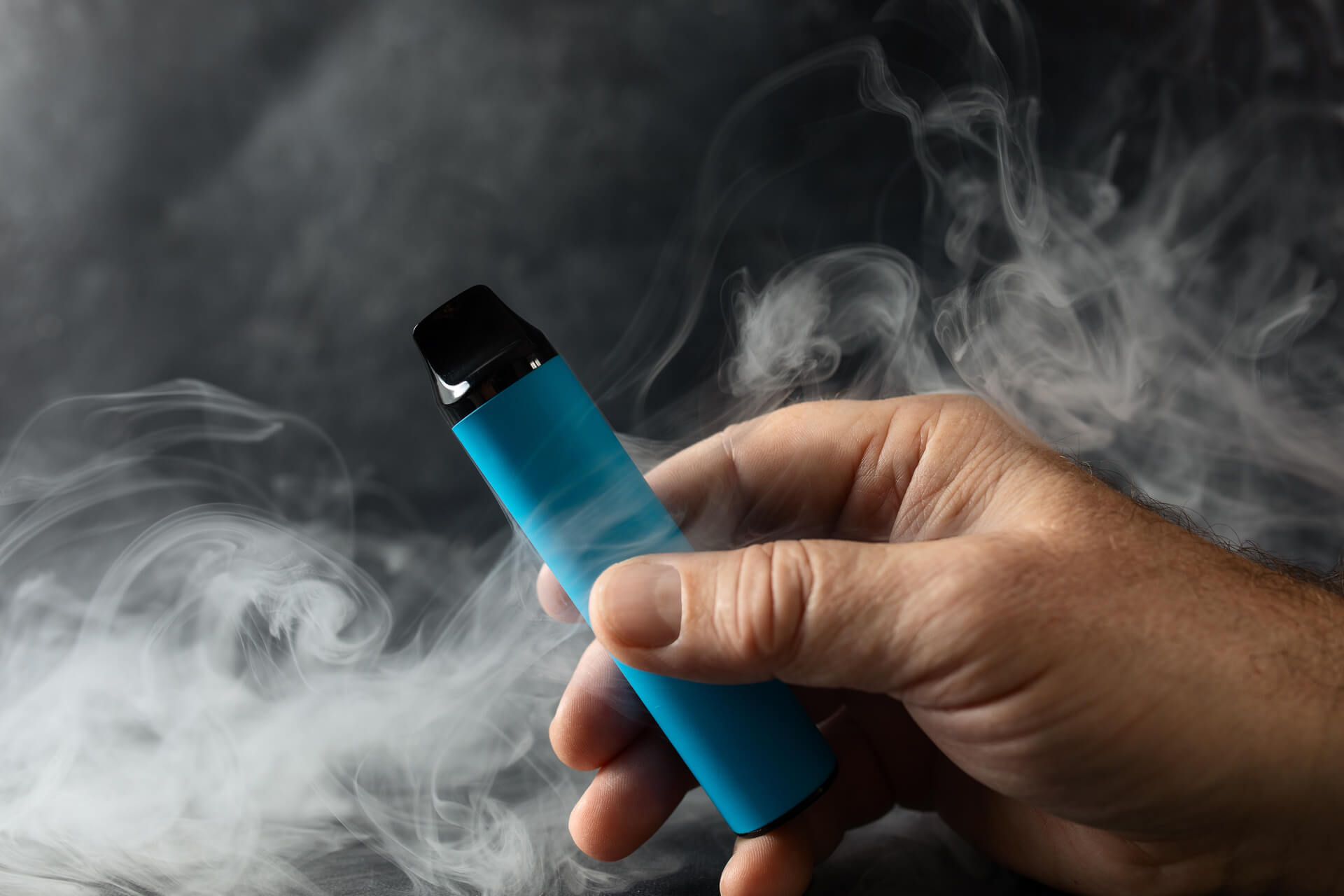 Vape von Rauch umgeben